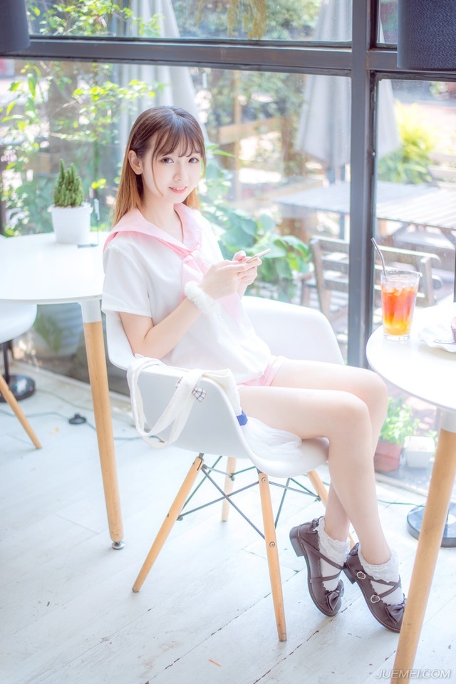 “幼常，蜀中对主公来说，太重要了，一旦输了蜀中，这天下……呵呵……”说到最后，诸葛亮悠悠的叹了口气，这种话，也只能跟马谡说说，其他人，诸葛亮不敢说，也不能说，太打击士气了。